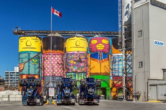 Silos von Ocean Concrete, bemalt von Os Gemeos, Granville Island, Vancouver, Provinz British Columbia, Kanada, Nordamerika Copyright: imageBROKER/KimxPetersen iblkip04198279.jpg