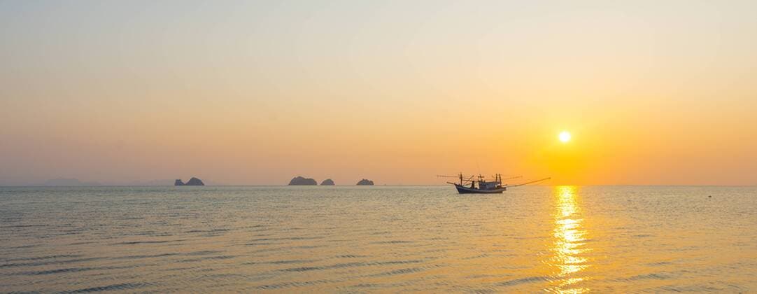 IMAGO Creative, Unsere Erde, Umweltverträgliche Herausforderungen des 21. Jahrhunderts, Überfischung Boot im Meer bei Sonnenuntergang vor kleinen Inseln, Insel Koh Samui, Golf von Thailand, Thailand, Asien Copyright: imageBROKER/MoritzxWolf ibxmmw04198737.jpg