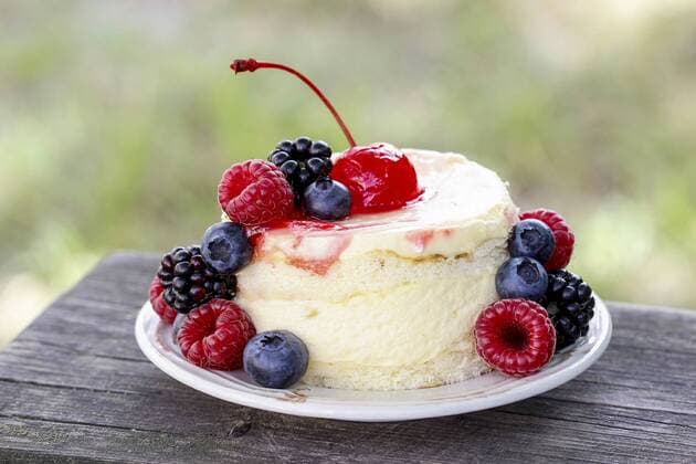 Round cake with fresh fruits. Garden party.  Copyright: KantarukxAgnieszka bew180F593