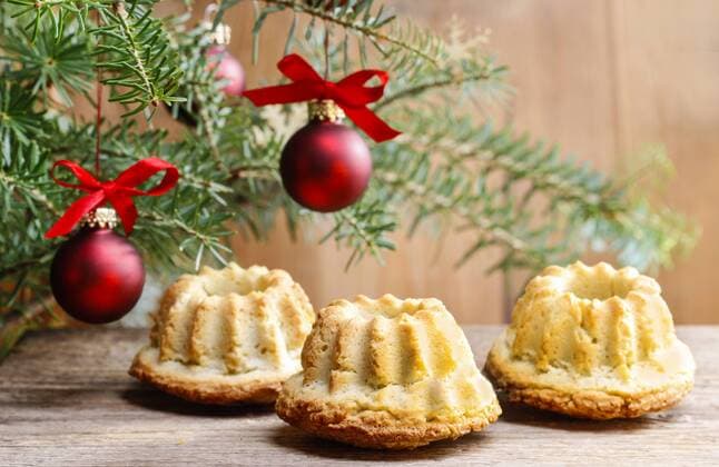 Cakes under fir branches decorated with red glass balls. Christmas setting.  Copyright: KantarukxAgnieszka bew180F8BE