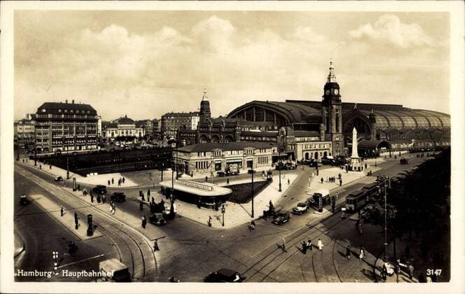 Hamburg, Blick auf den Hauptbahnhof, Uhrtürme, Passanten !AUFNAHMEDATUM GESCHÄTZT!