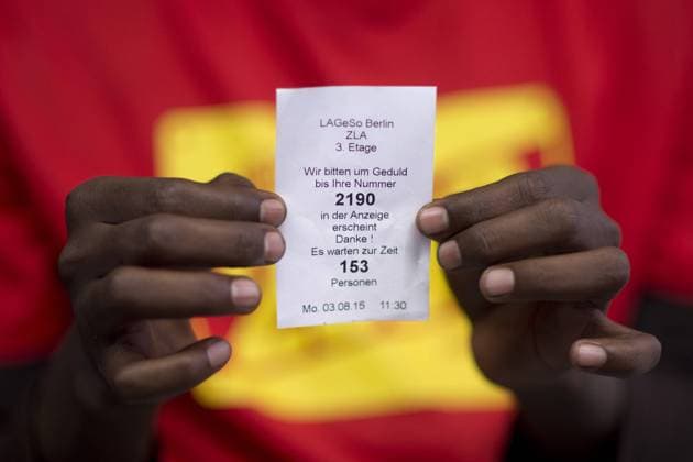 Zentrale Aufnahmeeinrichtung fuer Asylbewerber Berlin DEU, Deutschland, Germany, Berlin, 03.08.2015 Asylsuchender aus Somalia wartet im Warteraum mit seiner Wartenummer in der Zentralen Aufnahmeeinrichtung des Landes Berlin fuer Asylbewerber, ZAA, in Berlin Tiergarten. Die Einrichtung vom Landesamt fuer Gesundheit und Soziales Lageso ist fuer Asylbewerber erst Anlaufstation und aufgrund der gestiegenen Bewerber enorm ueberfuellt. Nach Angaben des BAMF kamen von den insgesamt rund 190.000 Asylantraegen in Deutschland seit Anfang des Jahres rund 78.000 aus Staaten des Westbalkan. Nur ein Bruchteil der Antraege aber wird bewilligt - darum will die Bundesregierung ihre Asylverfahren moeglichst schnell durchziehen und die abgelehnten Bewerber zurueckschicken. Asyl seekers waiting inside of the Zentrale Aufnahmeeinrichtung of the State Office of Health and Social Affairs Lageso in Moabit Berli