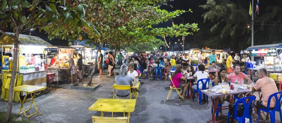  Leute, Touristen und Einheimische essen auf einem Nachtmarkt, Na Thon, Insel Koh Samui, Thailand, Asien Copyright: imageBROKER/MoritzxWolf iblmmw04201526.jpg