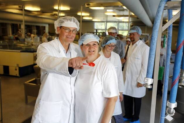 06.08.2015,Berlin,Deutschland,GER,Florida-Eis Manufaktur GmbH.Foto:Der reg. Bürgermeister von Berlin Michael Müller mit einer Mitarbeiterin der Eiscremeproduktion.