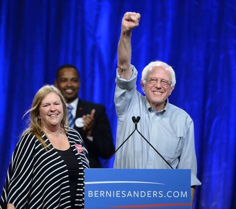 POLITIK USA - Bernie Sanders macht Wahlkampf U.S. Senator and presidential candidate Bernie Sanders and his wife Jane OÕMeara Sanders acknowledge supporters during a campaign rally at the Los Angeles Memorial Sports Arena on August 10, 2015. Sanders discussed the issues of getting big money out of politics ; dealing.with obscene wealth and income inequality ; combating climate change; and making college education affordable.  LAP2015081014 JIMxRUYMEN