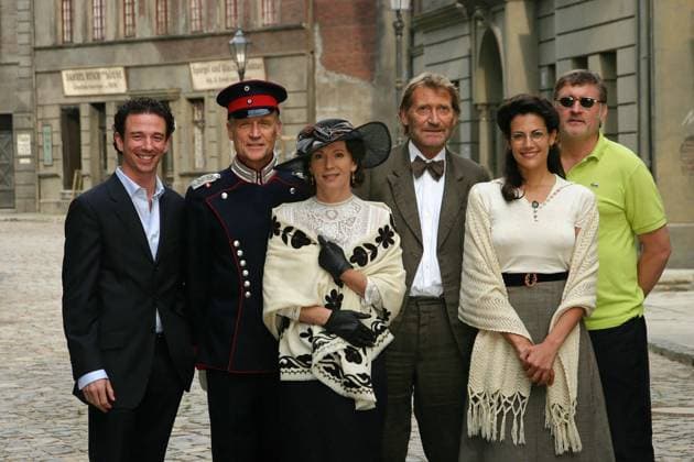 Oliver Berben,Robert Atzom,Iris Berben,Mattias Habich,Bettina Zimmermann und Carlo Rola beim Fototermin zum ZDF Movie Afrika,mon amour in Potsdam-Babelsberg am 21.08.2006 ZDF Settermin Afrika, mon amour