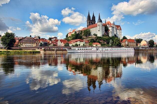 Burgberg mit Albrechtsburg und Dom spiegelt sich im Wasser der Elbe, Meißen, Sachsen, Deutschland, Europa Copyright: imageBROKER/CarloxSüßmilch iblcsu04198656.jpg