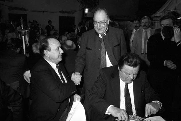 Salvator Anstich in München, v.li.: Hans-Dietrich Genscher, Josef Ertl und Franz Josef Strauß