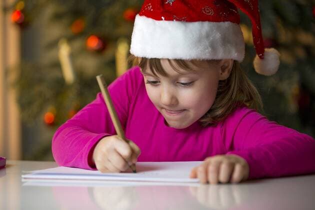 IMAGO Creative: Bildung, Schreiben IMAGO Creative: Countdown bis Weihnachten, Wunschzettel schreiben Little girl with Christmas cap writing a Christmas list model released Symbolfoto  ROMF000121