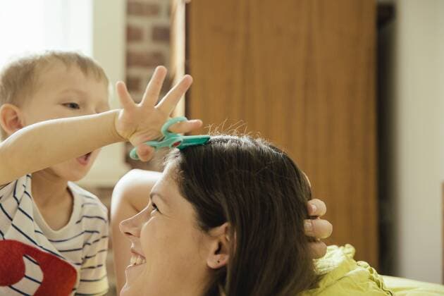 Little boy pretending to cut mother s hair at home model released Symbolfoto property released  MFF001772