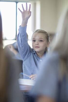 IMAGO Creative: NGO, Ausbildung für Kinder Schoolgirl in classroom raising her hand model released Symbolfoto property released  ZEF004967