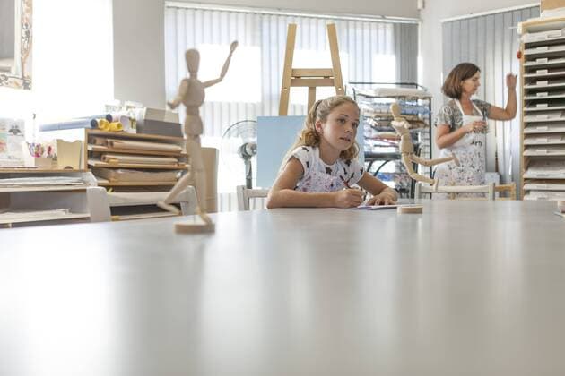 IMAGO Kreativ: Bildung, Kunsterziehung Girl and teacher in an art class model released Symbolfoto property released  ZEF005019