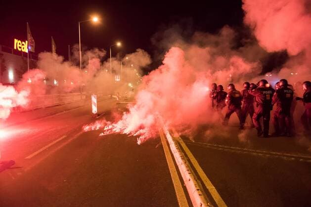 Sachsen Heidenau Rassisten und Nazis gegen Fluechtlinge Nach den pogromartigen Ausschreitungen gegen eine Fluechtlinsunterkunft im saechschen Heidenau am Freitag den 21. August 2015 durch Anwohnerinnen der Ortschaft, kamen am Samstag de 22. August 2015 ca. 250 Menschen in die Ortschaft um ihre Solidaritaet mit den Gefluechteten zu zeigen. Am Vorabend hatten Rassisten, Nazis und Hooligans sich zum Teil Strassenschlachten mit der Polizei geliefert um zu verhindern, dass Fluechtlinge in einen umgebauten Baumarkt einziehen. Ueber 30 Polizisten wurden dabei verletzt. Bis in die Abendstunden des 22. August blieb es trotz spuerbarer Anspannung um die Unterkunft ruhig. Im Laufe des Tages wurden immer wieder Gefluechtete mit Reisebussen gebracht was von den wartenenden Heidenauern mit Buh-Rufen begleitet wurde. Vereinzelt wurde auch Sieg Heil gerufen, was die Polizei jedoch nicht verfolgte.