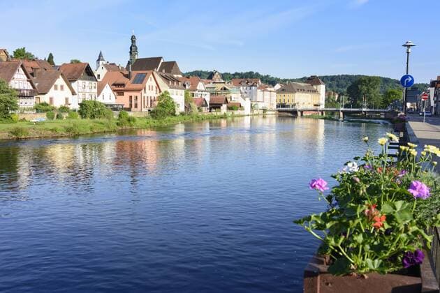 Fluss Murg, Stadtbrücke und Altstadt in Gernsbach, Schwarzwald, Baden-Württemberg, Deutschland