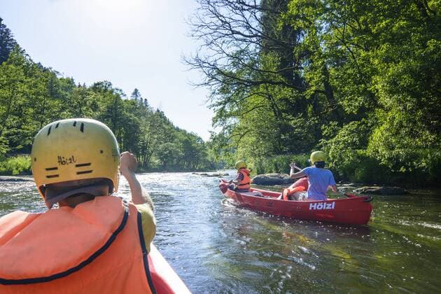 Paddler in Kanu (Kanadier) auf dem Schwarzen Regen in Viechtach, Niederbayern, Bayern, Deutschland model released