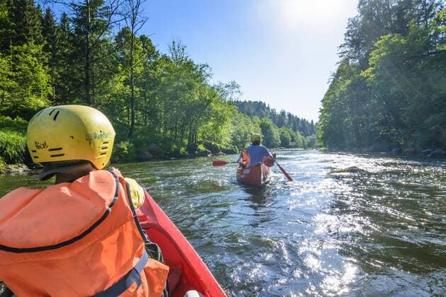 Paddler in Kanu (Kanadier) auf dem Schwarzen Regen in Viechtach, Niederbayern, Bayern, Deutschland model released