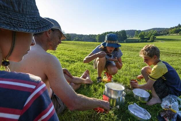 Familie beim Kochen auf einem Campingplatz am Schwarzen Regen in Viechtach, Niederbayern, Bayern, Deutschland model released
