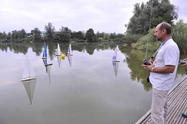 Modeling competition - Ljubljana, Slovenia 24.08.2015., Ljubljana, Slovenia - Modeling fans gathered at Kosesko lake for sailing competition.  BorutxZivulovic FAxBobo PIXSELL