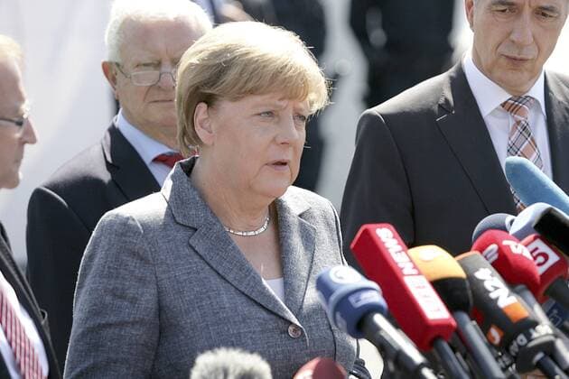 Bei ihrem Besuch in der Fluechtlingsunterkunft in Heidenau am Mittwoch (26.08.2015) hat Bundeskanzlerin Angela Merkel (CDU, M.) rechtsextreme Anfeindungen gegenueber Fluechtlingen nochmals verurteilt. (Foto re.: Stanislaw Tillich, Ministerpraesident von Sachsen EDITORIAL USE ONLY