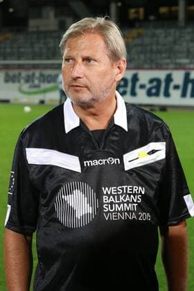 Westbalkan Konferenz - Western Bakans Summit Wien, Horr Stadion, 26. 08. 2015 Fußballspiel FC Future EU : FC EU Johannes HAHN - Schiedsrichter