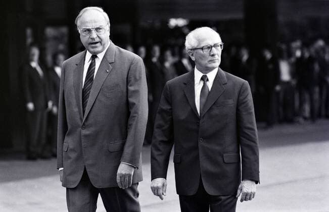 Oktober 1987, DEU, Deutschland, Bonn, Dr. Helmut Kohl, Bundeskanzler der Bundesrepublik Deutschland und Erich Honecker, Staatsratvorsitzender der DDR, beim Empfang mit militaerischen Ehren !AUFNAHMEDATUM GESCHÄTZT!