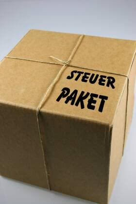 Steuerpaket, Symbolbild tax package, symbol picture BLWS192698