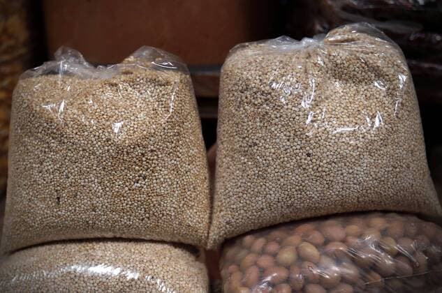 IMAGO Nature: Unsere Erde, Klimawandel, Ernährung, Pflanzen der Zukunft, Quinoa Image taken on Aug. 26, 2015 shows quinoa packed for sale at San Roque Market, in Quito, capital of Ecuador. Quinoa, a species of goosefoot, is a grain crop grown primarily for its edible seeds. The undemanding and altitude-hardy plant, originally grown in Bolivia, Ecuador and Peru, has a planting history of 5,000 to 7,000 years. Scientific research shows quinoa has great nutritional value. It is high in essential amino acids, minerals, vitamins and good fatty acids, and can boost immunity. The United Nations declared 2013 the International Year of Quinoa to recognize its nutritional, ecological and economic benefits. Santiago Armas) (fnc) ECUADOR-COLTA-HEALTH-FOODS-FEATURE e SantiagoxArmas 