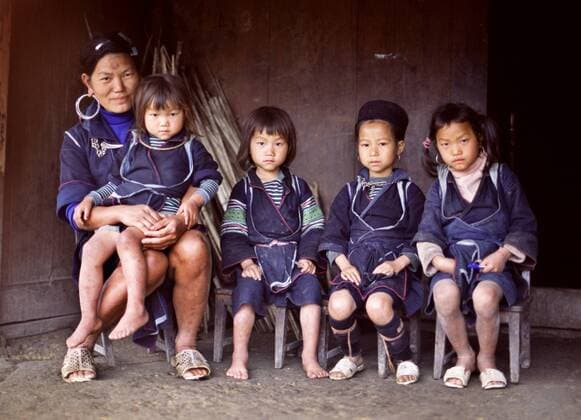 IMAGO Cultures of the world, Schwarze Hmong in Nordvietnam Hmong Familie, Mutter mit vier Toechtern, Vietnam hmong family, Vietnam BLWS037512