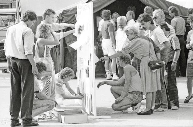 Flüchtlingslager in Landkreis Passau, in Bayern, für DDR-Flüchtlinge, die über Ungarn und Österreich in die Bundesrepublik geflohen sind, Infostand,