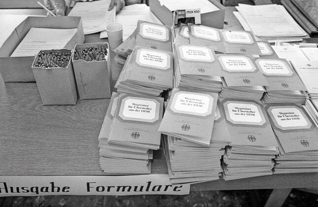 Ankunft eines Sonderzuges mit 800 DDR-Flüchtlingen aus Prag, in Ahrweiler, dort wurden die Flüchtlinge in der ehemaligen Katastrophenschutzschule empfangen und registriert und mit Papieren und Begrüßungsgeld versorgt,