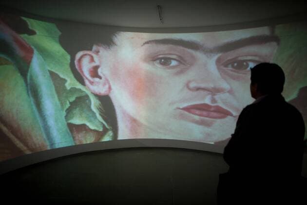 (150828) -- MEXICO CITY, Aug. 28, 2015 -- A man views an image of Mexican painter Frida Kahlo during the exhibition Diego Pop, Frida Pop in Mexico City, capital of Mexico, on Aug. 28, 2015. The exhibition, about Mexican artists Diego Rivera and Frida Kahlo on their influence in American culture, will last to Sept. 7. Pedro Mera) (jg) MEXICO-MEXICO CITY-CULTURE-EXHIBITION e PedroxMera 