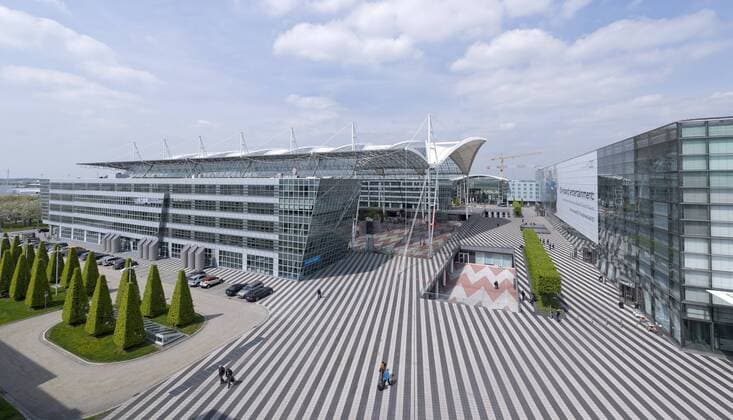 Airport Center zwischen Terminal 1 und 2 am Flughafen Muenchen 29.04.2015