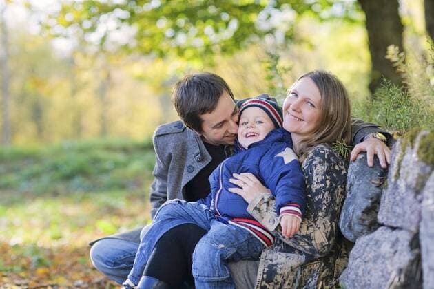junge Familie an einem Herbsttag im Wald Young family enjoying beautiful autumn day BLWS234322