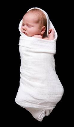 in Tuechern eingewickeltes Baby Baby Cocoon. Swaddled 15 days old newborn baby girl over black background BLWS233185