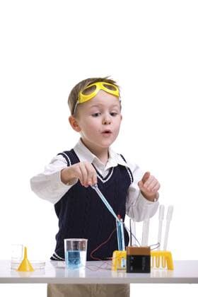 kleiner Forscher experimentiert in einem Labor Early education. Young boy performing chemistry experiments BLWS237754