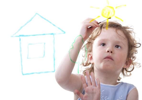 kleines Maedchen malt Haus, Baum und Sonne an eine Glasscheibe Little girl drawing on glass BLWS238323