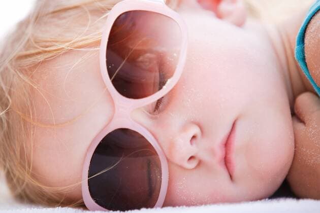 kleines Maedchen schlaeft am Strand, Portraet little girl sleeping on the beach, portrait BLWS270942
