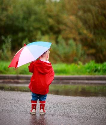 kleinen Maedchen mit Regenschirm, Rueckansicht view from behind a little girl with an umbrella BLWS272228