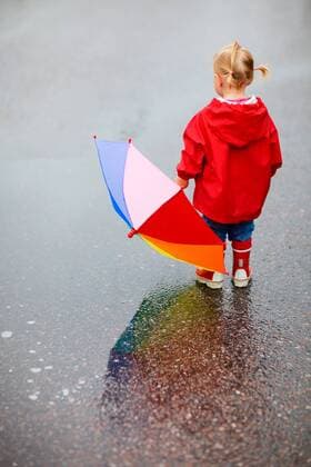 Rueckansicht eines kleinen Maedchens mit Regenschirm view from behind a little girl with an umbrella BLWS272229