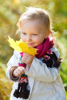 kleines Maedchen sammelt Blaetter im Herbst little girl collecting autumn leaves BLWS272253