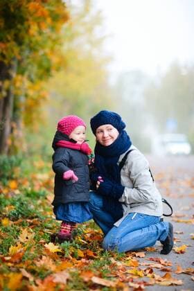 Mutter mit ihrer kleinen Tochter im Herbst young mother with her little daughter in autumn BLWS272263