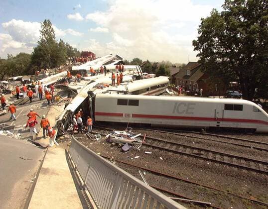 Es war das größte Zugunglück der deutschen Nachkriegsgeschichte: Bei Eschede entgleiste am 3. Juni 1998 der ICE Wilhelm Conrad Röntgen, 101 Menschen kamen ums Leben. foto: Rainer Droese