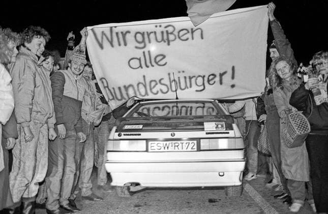 Wende-Weihnachten an der ehemals Deutsch-Deutschen Grenze zwischen Hessen und Thüringen, West-Deutsche besuchen Ostdeutschland im ersten Weihnachtsfest nach dem Mauerfall, DDR Bürger begrüßen die Besucher,