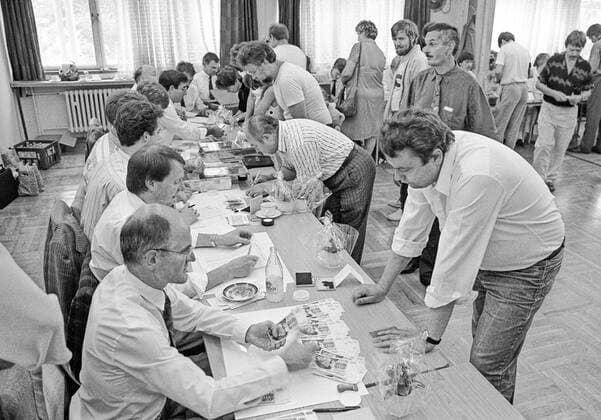 Einführung der D-Mark in Ostdeutschland, nach der Wende, am 01.07.1990 in Erfurt, Bargeld Umtausch,