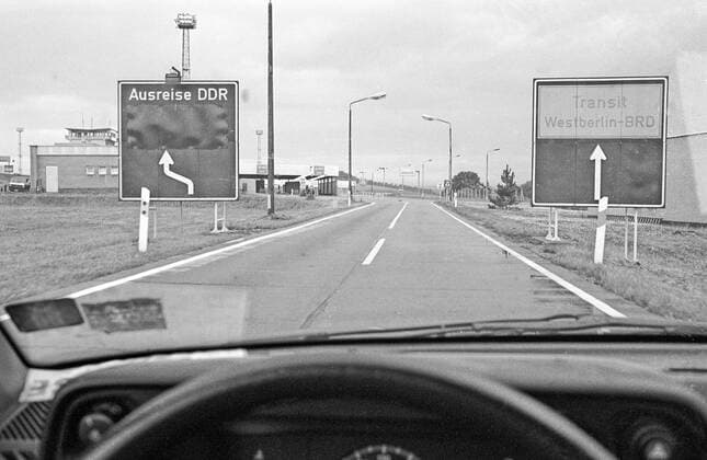 Letze Schicht der DDR Grenztruppen an der Deutsch-Deutschen Grenze, hier die Grenzübergangsstelle Wartha-Herleshausen, Autobahn A4,