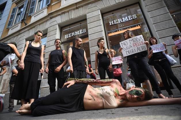 AKTUELLES ZEITGESCHEHEN Fashion Week Mailand - Protest von Tierschützern Milan, Animal rights activists protest against the usage of animal skin during next Fashion Week 