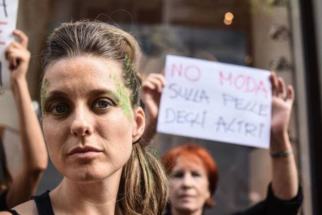 AKTUELLES ZEITGESCHEHEN Fashion Week Mailand - Protest von Tierschützern Milan, Animal rights activists protest against the usage of animal skin during next Fashion Week 