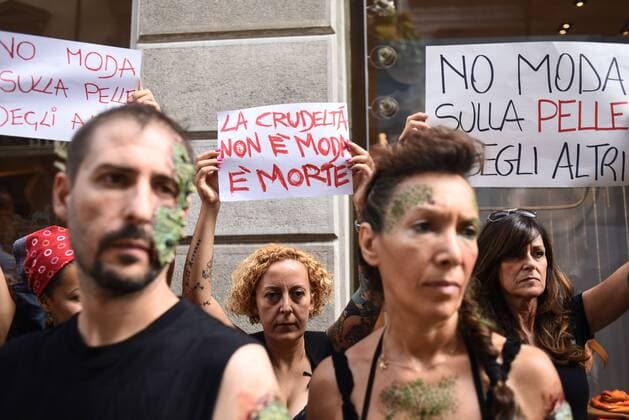 AKTUELLES ZEITGESCHEHEN Fashion Week Mailand - Protest von Tierschützern Milan, Animal rights activists protest against the usage of animal skin during next Fashion Week 