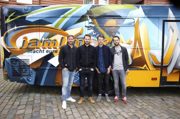Revolverheld bei der Übergabe vom NestWerk e.V. Jamliner Musikbus an Hamburger Jugendliche auf dem Hein-Kollisch Platz in St. Pauli. Hamburg, 01.09.2015 Foto:xU.xGlockmannx xFuturexImage
