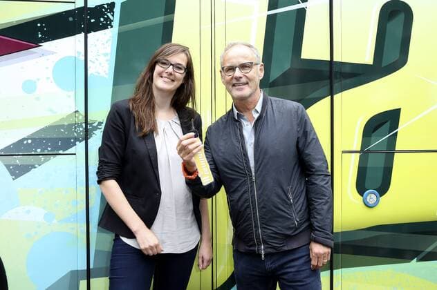 Christina Becker und Reinhold Beckmann bei der Übergabe vom NestWerk e.V. Jamliner Musikbus an Hamburger Jugendliche auf dem Hein-Kollisch Platz in St. Pauli. Hamburg, 01.09.2015 Foto:xU.xGlockmannx xFuturexImage